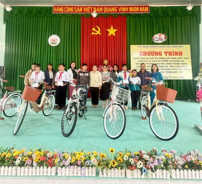 CHƯƠNG TRÌNH TRAO TẶNG XE ĐẠP DO ĐỒNG CHÍ PHAN ĐÌNH TRẠC, NGUYÊN ỦY VIÊN BỘ CHÍNH TRỊ KHOÁ XIII, NGUYÊN TRƯỞNG BAN NỘI CHÍNH TRUNG ƯƠNG, ĐẠI BIỂU QUỐC HỘI KHOÁ XV TỈNH LÂM ĐỒNG TÀI TRỢ CHO HS CÓ HOÀN CẢNH ĐẶC BIỆT KHÓ KHĂN VƯƠN LÊN TRONG HỌC TẬP