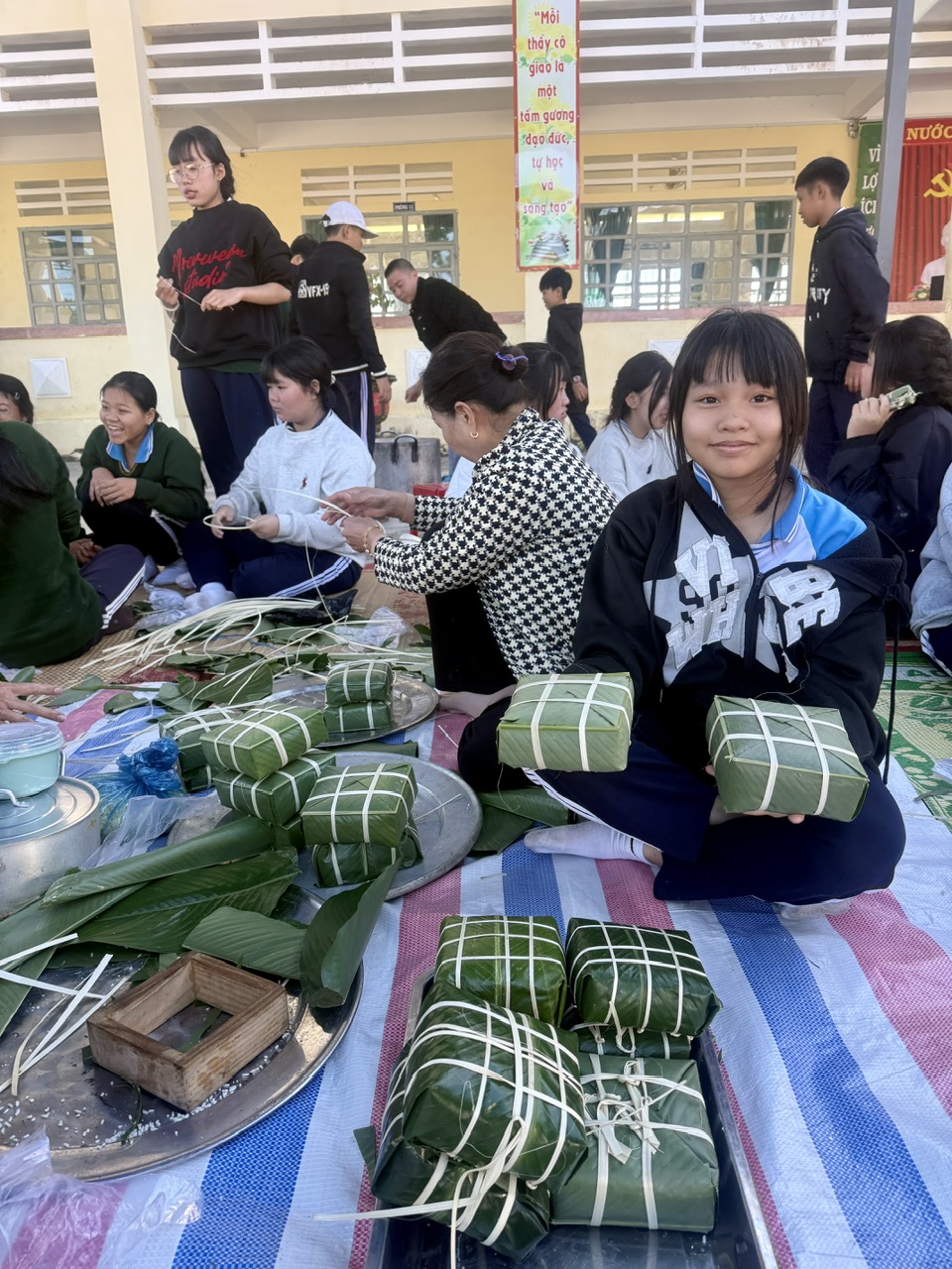 HOẠT ĐỘNG TRẢI NGHIỆM “GẮN KẾT YÊU THƯƠNG "- TRỌN TÌNH XUÂN MỚI
