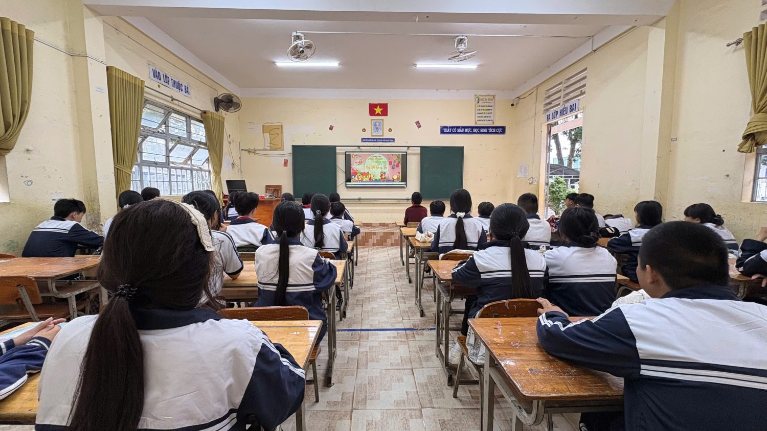 TRƯỜNG THCS TÂN HỘI TỔ CHỨC HOẠT ĐỘNG TẾT TRUNG THU CHO HỌC SINH
